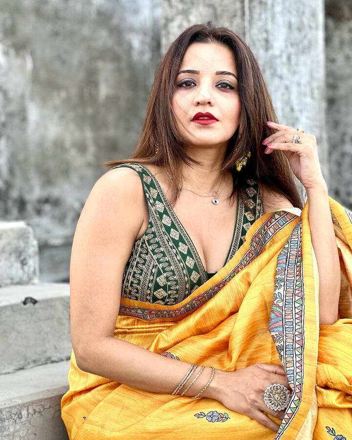આ તસવીરોમાં મોનાલિસા ડીપ નેક બ્લાઉઝ સાથે પીળી સાડી પહેરેલી જોવા મળે છે.