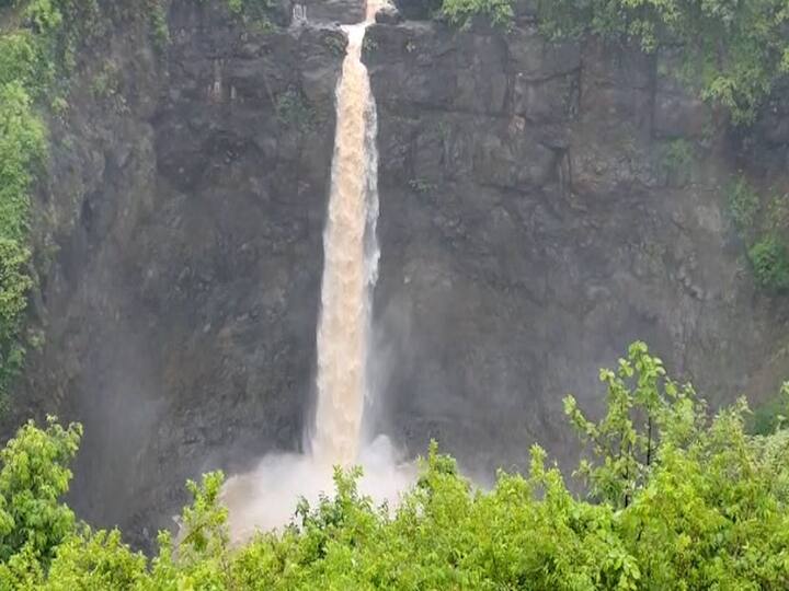 सध्या पर्यटकांची गर्दी या दाभोसा या गावी दिवसेंदिवस वाढत चालली आहे.