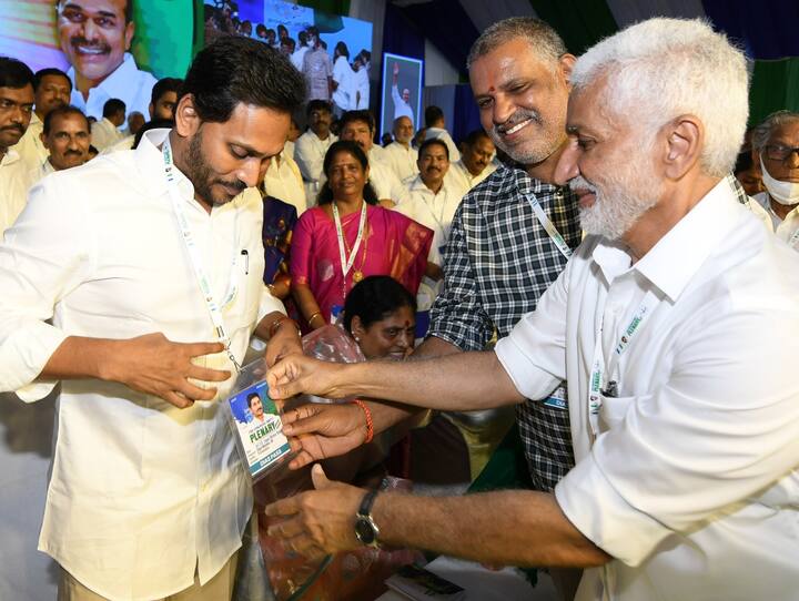 ప్లీనరీలో సీఎం జగన్ కు ఐడీ కార్డు అందిస్తున్న ఎంపీ విజయసాయి రెడ్డి , ఎమ్మెల్యే చెవిరెడ్డి భాస్కర రెడ్డి