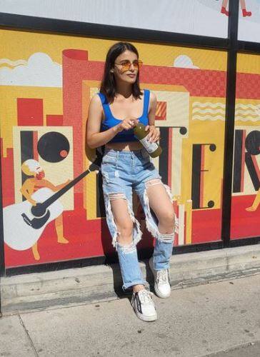 बॉलीवुड एक्ट्रेस राधिका मदन ने हाल ही में अपनी कुछ लेटेस्ट तस्वीरें शेयर की हैं. इन तस्वीरों में राधिका काफी कैजुअल लेकिन स्टाइलिश नजर आ रही हैं.