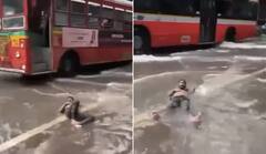 Viral Video: ਮੁੰਬਈ ਦੀ ਬਾਰਿਸ਼ 'ਚ ਪਾਣੀ ਭਰੀ ਸੜਕ 'ਤੇ ਆਰਾਮ ਨਾਲ ਲੇਟ ਕੇ ਮਸਤੀ ਕਰਦਾ ਦੇਖਿਆ ਗਿਆ ਇੱਕ ਵਿਅਕਤੀ, ਲੋਕਾਂ ਨੇ ਕਿਹਾ- ਮਲਾਡ 'ਚ ਮਾਲਦੀਵ ਦਾ ਅਹਿਸਾਸ 