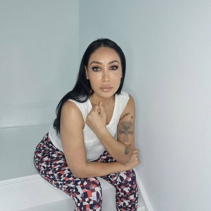 'मां काली कोई धर्म नहीं हैं. वो एक ऐसी ऊर्जा हैं जो सबके अंदर मौजूद है. कलाकार को अपने मन से भेदभाव को दूर करने की जरूरत है. उनके जैसे लोगों के कारण भेदभाव मौजूद है. काली मां भेदभाव नहीं करती हैं. वो मजबूत हैं.  कलाकार धार्मिक भावनाओं को आहत नहीं कर सकता.'