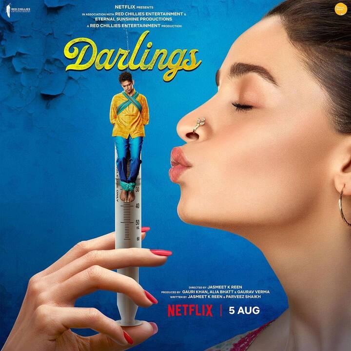 आलिया इन दिनों एक और जिम्मेंदारी निभा रही हैं, एक प्रोड्यूसर के तौर पर. उनकी पहली प्रोड्यूस फिल्म ‘डार्लिंग्स ‘ अगले महीने ओटीटी पर रिलीज होने जा रही है. इसमें वह एक्टिंग भी करती नजर आएंगी.