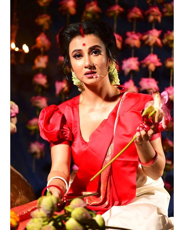 ইতিমধ্যেই শুরু হয়ে গিয়েছে অনুষ্ঠান শুরুর তোড়জোড়। তবে সম্প্রচারের সময় জানানো হয়নি এখনও।