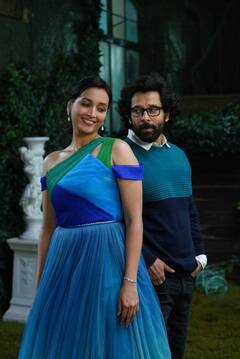 Cobra stills: உயிர் உருகுதே.. காதலில் திளைக்கும் விக்ரம்.. கூல் போட்டோஸ்..!