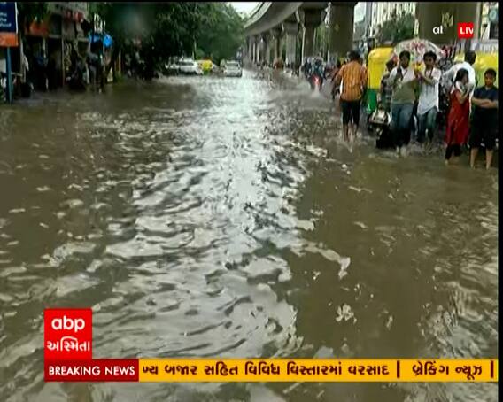 અમદાવાદના વિજય ચાર રસ્તા પર ઠેર ઠેર ભરાયા વરસાદી પાણી