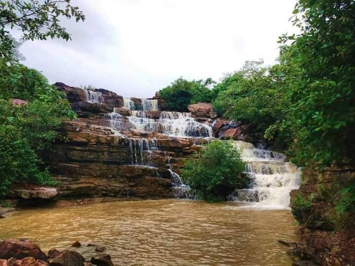 देश में मिनी नियाग्रा के नाम से मशहूर चित्रकोट वॉटरफॉल और प्रसिद्ध तीरथगढ़ वॉटरफॉल की खूबसूरती में चार चांद लग गए हैं. दरअसल पिछले कुछ सप्ताह से बस्तर में अच्छी बारिश हो रही है ,जिस वजह से इन वॉटर फॉल्स में जल का स्तर बढ़ गया है. जिस वजह से बस्तर जिले के लगभग 8 से ज्यादा वॉटरफॉल्स अपने पूरे शबाब पर हैं.