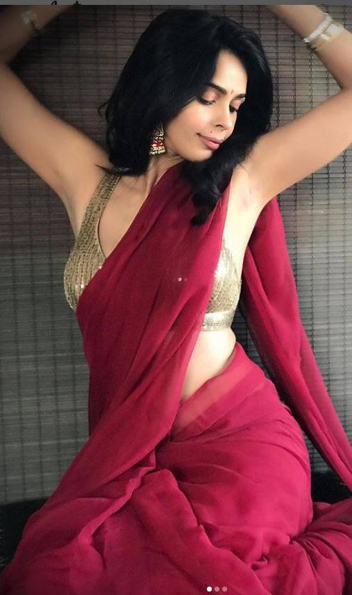'मर्डर' सिनेमामुळे तिला लोकप्रियता मिळाली. (Photo:@mallikasherawat/IG)