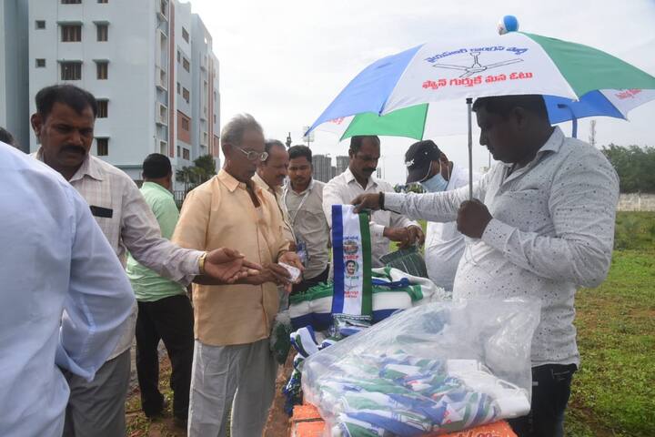 వైసీపీ కార్యకర్తలకు పార్టీ కండువాలు అందిస్తున్న నేతలు
