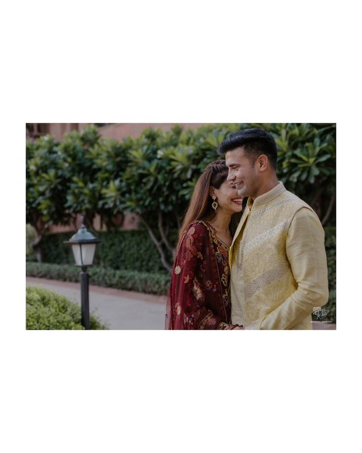 टेलिव्हिजनवरील अनेक चित्रपटांमध्ये दिसलेली अभिनेत्री पायल रोहतगी तिचा प्रियकर कुस्तीपटू संग्राम सिंहची वधू बनण्यासाठी सज्ज झाली आहे.(photo: sangramsingh_wrestler/ig)