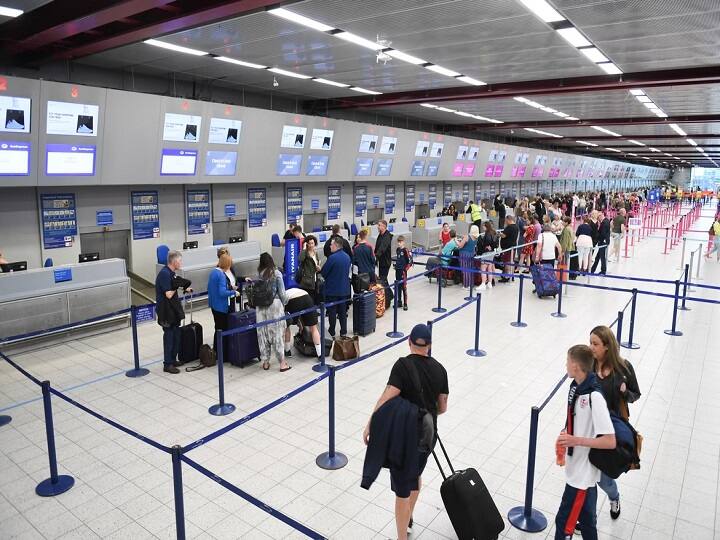 DGCA के मुताबिक किसी भी एयर टिकट में बेस फेयर के अलावा एयरलाइन फ्यूल चार्ज (Airline fuel charge), कन्वेनिएंट फीस (Convenience Fee) आदि जैसे कई चार्जेस शामिल होते हैं. (PC: Unsplash)