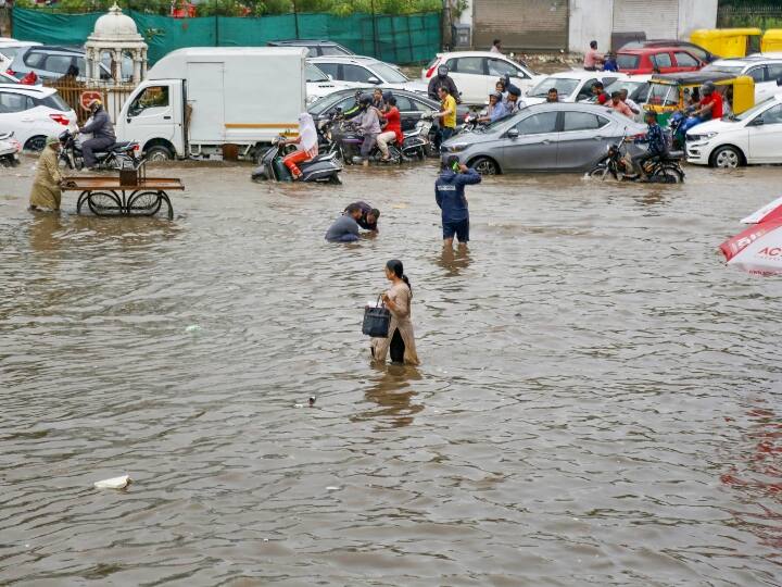 Gujarat Weather Forecast: गुजरात में 8 से 12 जुलाई तक भारी बारिश का अनुमान, कई शहरों के लिए अलर्ट जारी Gujarat Heavy rain forecast till July 8 to 12 alert issued for many cities Advice to not leave house unnecessarily Gujarat Weather Forecast: गुजरात में 8 से 12 जुलाई तक भारी बारिश का अनुमान, कई शहरों के लिए अलर्ट जारी