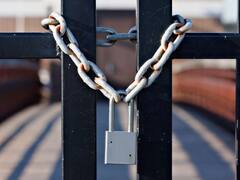 Ballia News: मासूम को स्कूल में ही बंद कर घर चले गए शिक्षक, घटना का वीडियो वायरल होने पर जांच के आदेश