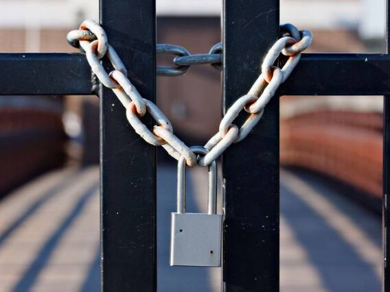 Ballia News: मासूम को स्कूल में ही बंद कर घर चले गए शिक्षक, घटना का वीडियो वायरल होने पर जांच के आदेश Ballia News: मासूम को स्कूल में ही बंद कर घर चले गए शिक्षक, घटना का वीडियो वायरल होने पर जांच के आदेश