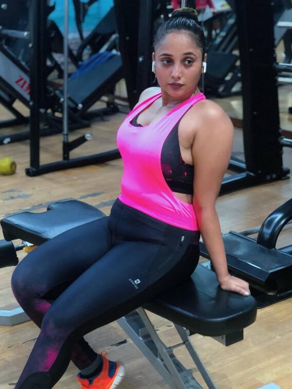 रानी चटर्जी के ग्लैमरस जिम लुक