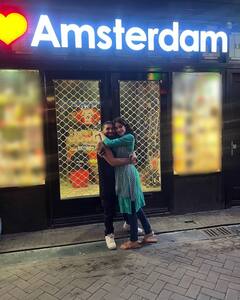 Amsterdam में वरुण धवन और न्यासा देवगन के साथ ऐसे चिल कर रही हैं Janhvi kapoor, देखें तस्वीरें