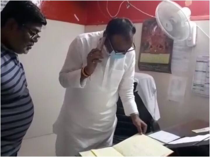 Barabanki के अस्पताल में पहुंचे ब्रजेश पाठक ने डॉक्टरों की लगवाई हाजिरी, सीएमओ को फोन कर कहा- 'यहां तो बैंड बजा हुआ है' Barabanki health minister brijesh pathak reprimanded cmo during his surprised hospital visit ann Barabanki के अस्पताल में पहुंचे ब्रजेश पाठक ने डॉक्टरों की लगवाई हाजिरी, सीएमओ को फोन कर कहा- 'यहां तो बैंड बजा हुआ है'