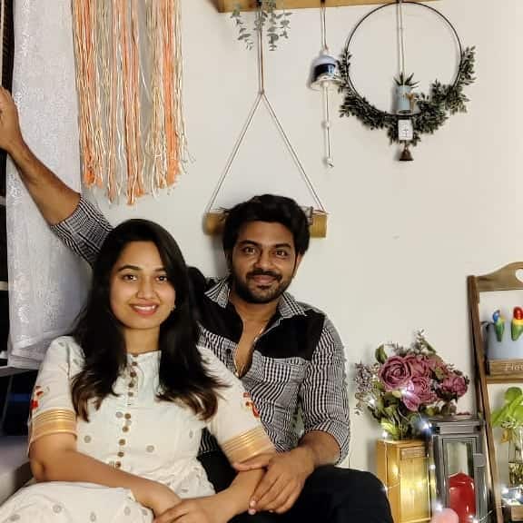 విజయవాడకు చెందిన అర్జున్ అంబటి రెండేళ్ల పాటు ఐటీ జాబ్ చేశాడు. ఈ సమయంలో హెచ్ ఆర్ ఉద్యోగి సురేఖతో పరిచయం ప్రేమగా మారింది. ఇరు కుటుంబాల అంగీకారంలో పెళ్లిచేసుకున్నారు.