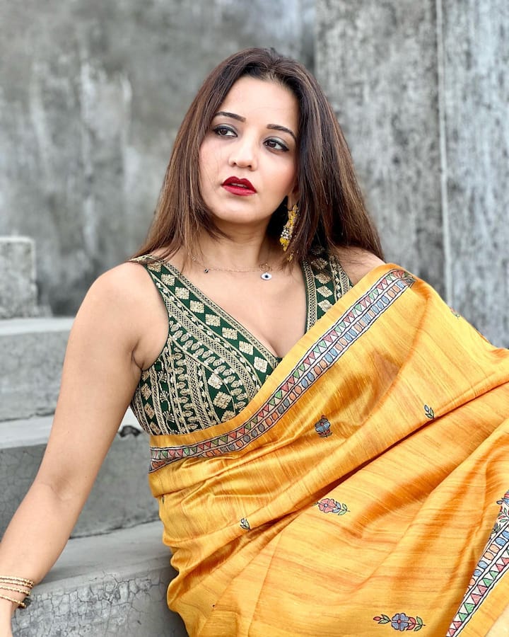 અભિનેત્રી સોશિયલ મીડિયા પર પણ ઘણી એક્ટિવ રહે છે. જ્યાં તે પોતાના કિલર પર્ફોર્મન્સથી લોકોના દિલને ઘાયલ કરતી રહે છે. હાલમાં જ મોનાલિસાનો સાડીમાં બોલ્ડ લુક જોવા મળ્યો હતો. જે ખૂબ જ વાયરલ થઈ રહ્યો છે.