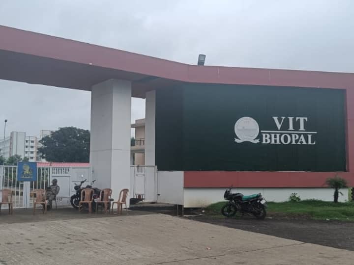 Hanuman Chalisa Row VIT Bhopal Fine Rs 5000 on Seven Students Each from MP Shivraj Singh Chouhan Home District Hanuman Chalisa Row: वीआईटी भोपाल में हनुमान चालिसा पढ़ने वाले सात छात्रों पर लगा जुर्माना, गृहमंत्री नरोत्तम मिश्र ने दिए जांच के आदेश