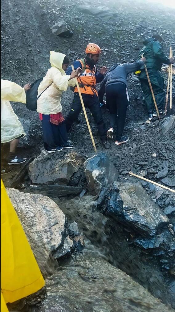 মেঘভাঙা বৃষ্টিতে ধংসস্তূপ অমরনাথ