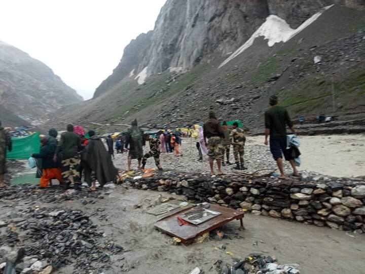 जानकारी के मुताबिक सैलाब में 25 टेंट बह गए हैं और तीन लंगर को नुकसान पहुंचा है. रेस्कूय ऑपरेशन जारी है.