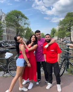 Amsterdam में वरुण धवन और न्यासा देवगन के साथ ऐसे चिल कर रही हैं Janhvi kapoor, देखें तस्वीरें