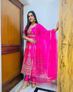 वेस्टर्न आउटफिट ही नहीं सूट में भी Pranjal Dahiya का नहीं है कोई तोड़, खूबसूरत तस्वीरें देख दीवाने हो जाएंगे आप