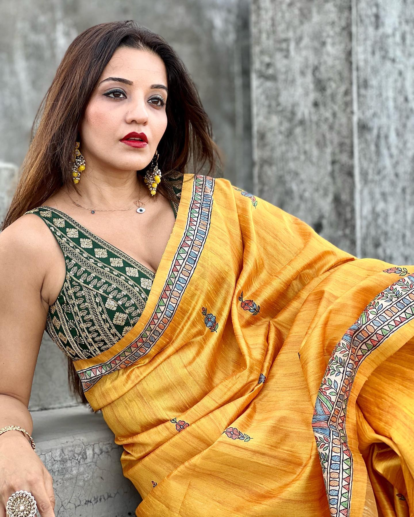 Bhojpuri Actress Monalisa stuns in sequinned saree and deep neck blouse,  see pics