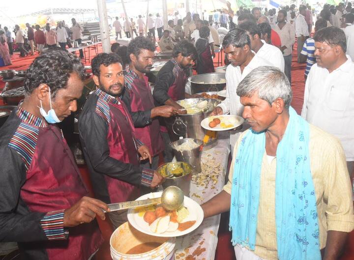 వైసీపీ ప్లీనరీలో అల్పాహారం చేస్తున్న కార్యకర్తలు