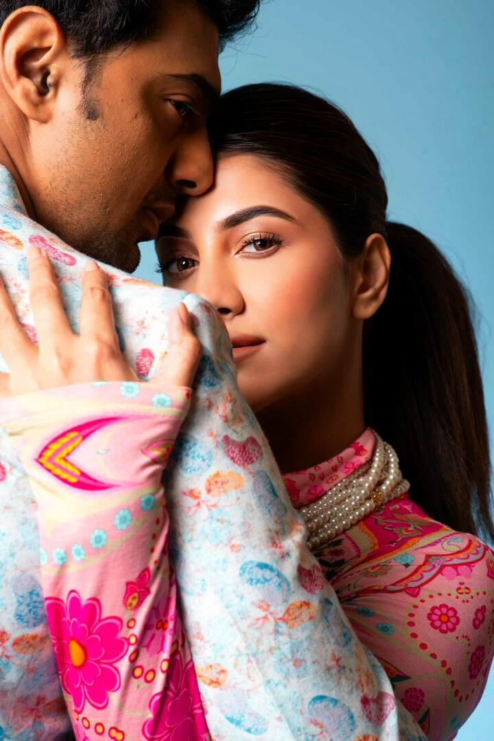 তবে বিচারকের আসনে নতুন সংযোজন রুক্মিণী। এই প্রথম কোনও ডান্স রিয়্যালিটি শো-এর বিচারকের ভূমিকায় দেখা যাবে রুক্মিণীকে।