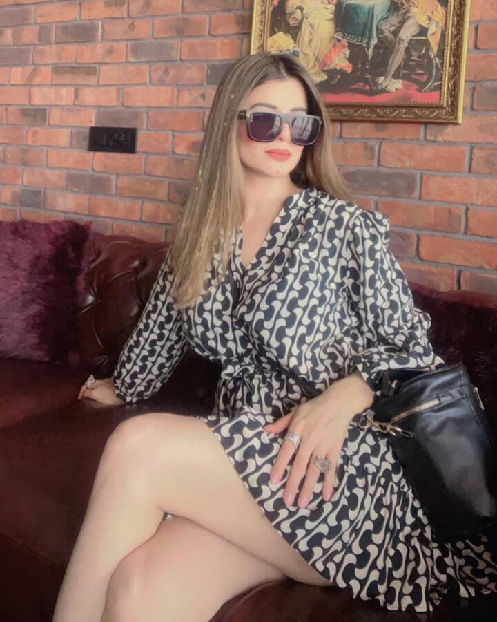 वहीं इससे पहले कायनात इस प्लोरल वनपीस में नजर आई थीं. ये लुक भी फैन्स को काफी पसंद आया था.
