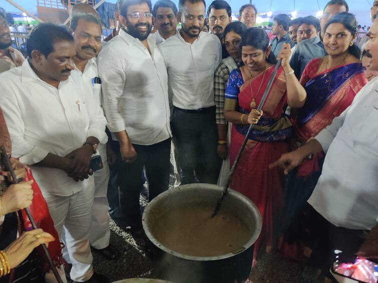 Andhra home minster taken part in cooking for plenary DNN YSRCP Plenary: గరిటె తిప్పిన హోం మంత్రి- ప్లీనరీకి వచ్చిన గెస్ట్‌ల కోసం వంటకాలు