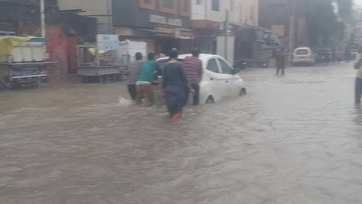 દ્વારકા શહેરના ભદ્રકાળી ચોક, નગર પાલિકા વિસ્તાર, ઇસ્કોન ગેર, રબારી ગેર તમામ વિસ્તાર પાણી પાણી થઇ ગયા. ભદ્રકાળી ચોકમાં અનેક દુકાનો અને રેકડિયો બંધ કરવાની ફરજ પડી.  અનેક વાહનો બંધ થયા.