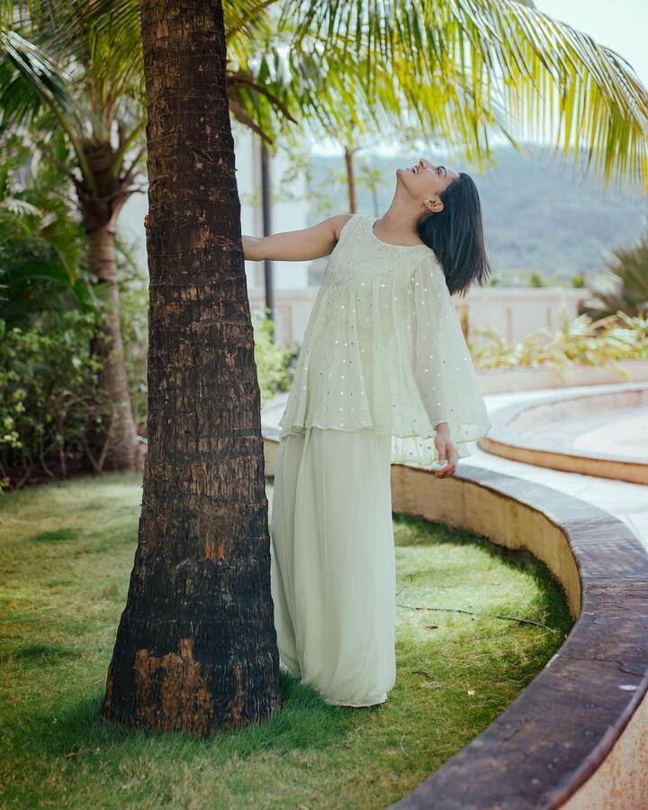 टीवी पर संस्कारी बहू का कैरेक्टर प्ले करने वाली और सीधी-सिंपल सी दिखने वाली लड़की एरिका रियल लाइफ में काफी ग्लैमरस हैं.