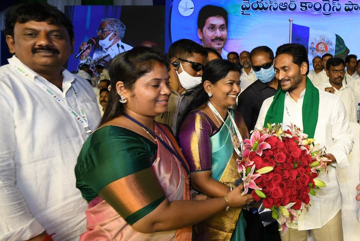 సీఎం జగన్ కు స్వాగతం పలుకుతున్న హోంమంత్రి తానేటి వనిత