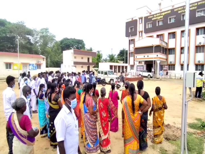 குளத்தை மீட்க ஆட்சியர் அலுவலகத்தில் திரண்ட கிராம மக்கள்...மயிலாடுதுறையில் பரபரப்பு..!