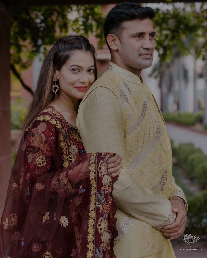 अलीकडेच तिच्या मेहंदी सेरेमनीचे फोटो आणि व्हिडिओ सोशल मीडियावर खूप व्हायरल झाले आहेत. त्याचवेळी दोघांचे प्री-वेडिंग शूटही व्हायरल होत आहे. आता अभिनेत्रीने संग्राम सिंहसोबतच्या लेटेस्ट फोटोशूटचे फोटो शेअर केले आहेत.(photo: sangramsingh_wrestler/ig)