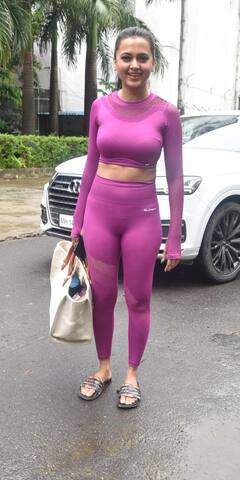 Tejasswi Prakash Photos: तेजस्वी प्रकाश बॉडी फिट आउटफिट में भी लगीं बेहद खूबसूरत, क्यूट स्माइल से फैंस को बनाया दीवाना