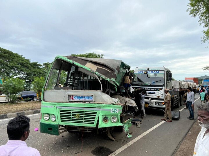 அப்பளம் போல் நொறுங்கிய பேருந்து: 6 பேர் உயிரிழப்பு - தேசிய நெடுஞ்சாலையில் கோர விபத்து!