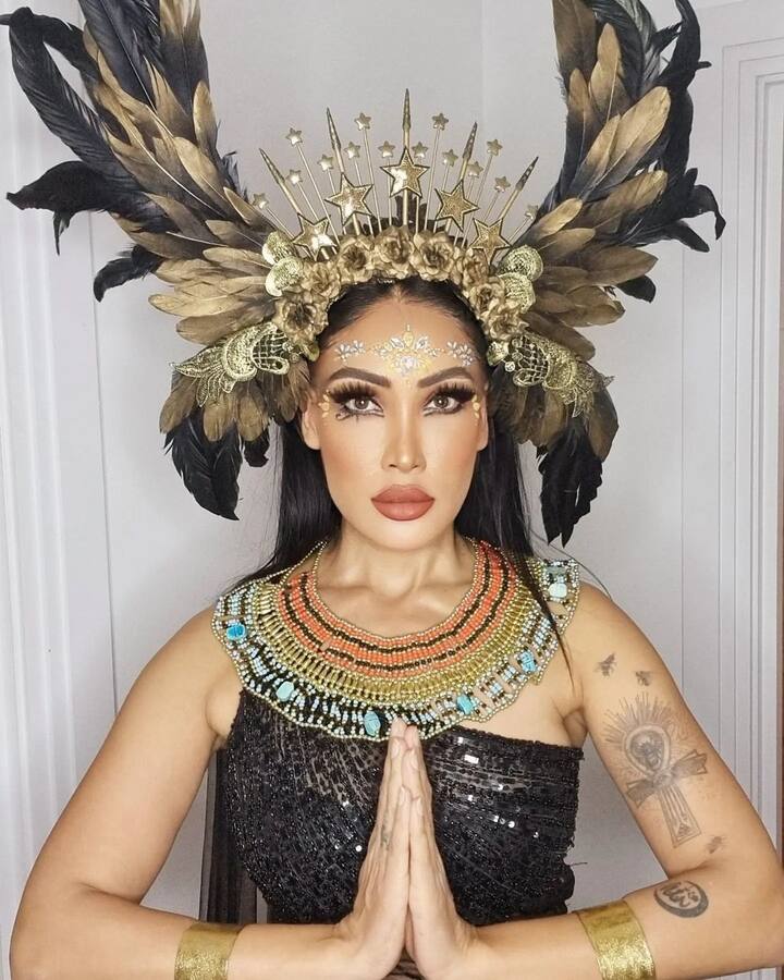 लीना मणिमेकलाई (Leena Manimekalai) की डॉक्यूमेंट्री फिल्म 'काली' के पोस्टर विवाद पर तमाम सेलेब्स अपनी राय व्यक्त कर चुके हैं. अब  बिग बॉस फेम सोफिया हयात ने इस पर प्रतिक्रिया दी है.