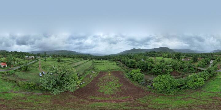 गावातील एका इंजिनियर मुलाने कॉम्प्युटरवर तयार केलेले डिझाईन या शेतकऱ्यांनी शेतात प्रत्यक्षात उतरवलय.