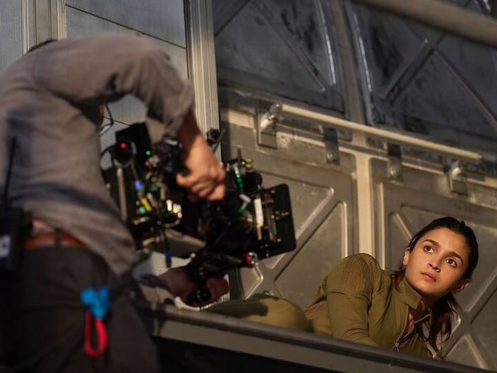 आलिया भट्ट इस वक्त पर्सनल और प्रोफेशनल दोनों ही लाइफ में बिजी हैं. एक तरफ मां बनने की जिम्मेदारी निभाने की तैयारियों में हैं तो दूसरी तरफ एक के बाद एक कई फिल्में पाइपलाइन में हैं.