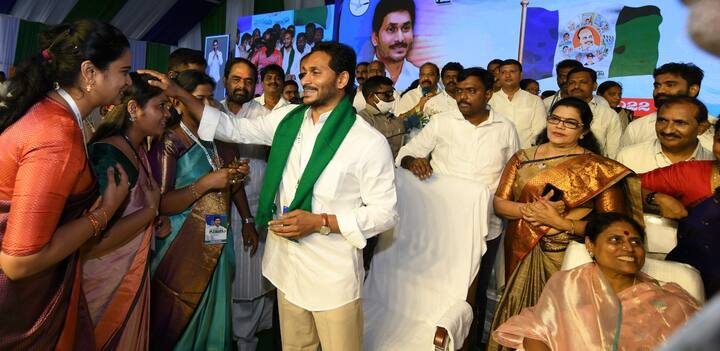 సీఎం జగన్ కు స్వాగతం పలుకుతున్న మహిళాా మంత్రులు