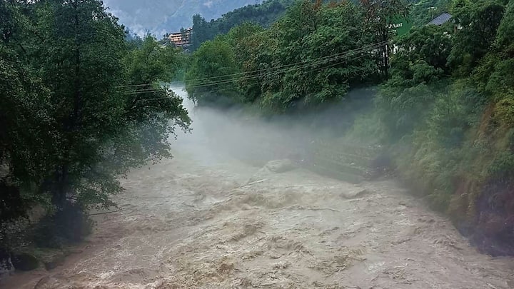 গত কাল হিমাচলপ্রদেশের কুলুতেও হড়পা বানের এই ভয়ঙ্কর ছবি ধরা পড়েছিল। দিনদুয়েক আগে পার্বতী উপত্যকায় ৪ জনের মৃত্যু হয়।