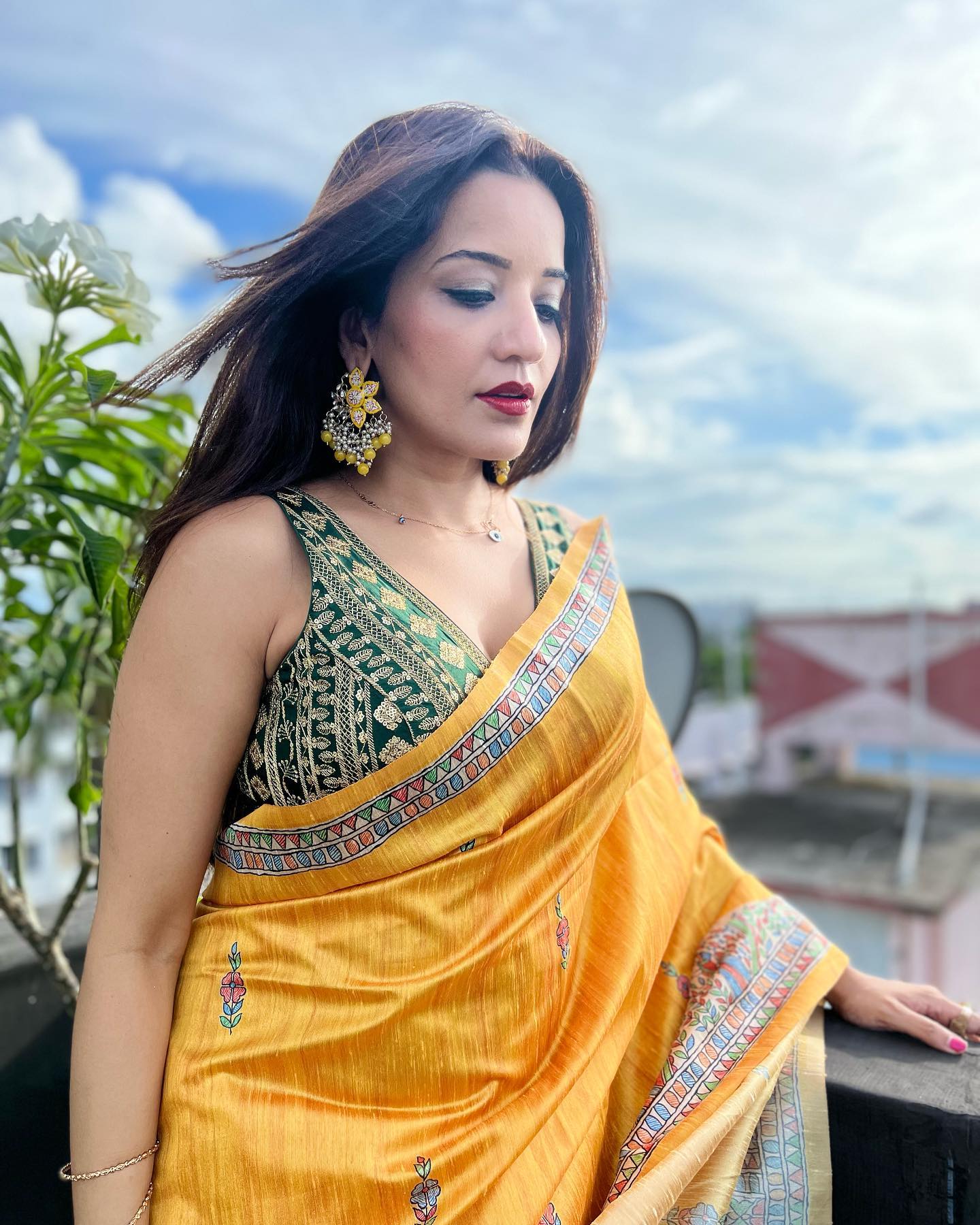 Bhojpuri Actress Monalisa stuns in sequinned saree and deep neck