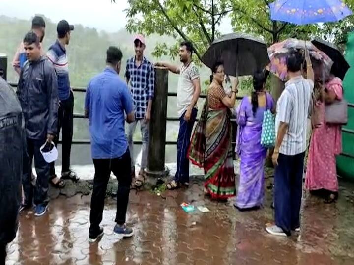 तालुका अतिदुर्गम असला तरी मात्र निसर्गाच्या कुशीत वसलेले हे धबधबे सध्या पर्यटकांच्या आकर्षणाचा केंद्र बिंदू बनत चालले आहेत .