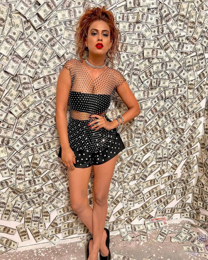 गेल्या काही काळापासून निया तिच्या कोणत्याही प्रोजेक्टपेक्षा तिच्या लूक आणि फोटोशूटमुळे चर्चेत आहे.(photo:niasharma90/ig)