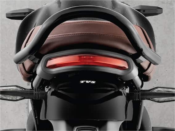 તેમાં આસિસ્ટ અને સ્લિપર ક્લચ પણ મળે છે. બહેતર સસ્પેન્શન માટે અપસાઇડ ડાઉન ફ્રન્ટ ફોર્ક અને પાછળના મોનોશોકનો સમાવેશ કરવામાં આવ્યો છે. આ બાઇક ત્રણ વેરિઅન્ટ TVS Ronin SS, TVS Ronin DS અને ટોપ વેરિઅન્ટ TVS Ronin TDમાં ઉપલબ્ધ છે. કિંમતો રૂ. 1.49 લાખ (એક્સ-શોરૂમ) થી શરૂ થાય છે જ્યારે ડ્યુઅલ-ટોન મોડલની કિંમત લગભગ રૂ. 6,000 વધુ છે. ટોપ-એન્ડ રોનિન ટીડી વેરિઅન્ટ ગેલેક્ટીક ગ્રે અને ડોન ઓરેન્જ કલર વિકલ્પોમાં ઉપલબ્ધ હશે અને બેઝ એસએસ લાઇટિંગ બ્લેક અને મેગ્મા રેડમાં, ડેલ્ટા બ્લુ અને સ્ટારગેઝ બ્લેક કલરમાં DS વેરિઅન્ટ સાથે ઉપલબ્ધ છે.