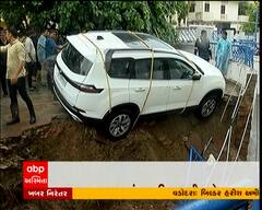 અમદાવાદના લાલ બંગલા વિસ્તારમાં દીવાલ ધરાશાયી, પ્રશાસનની ખુલી પોલ